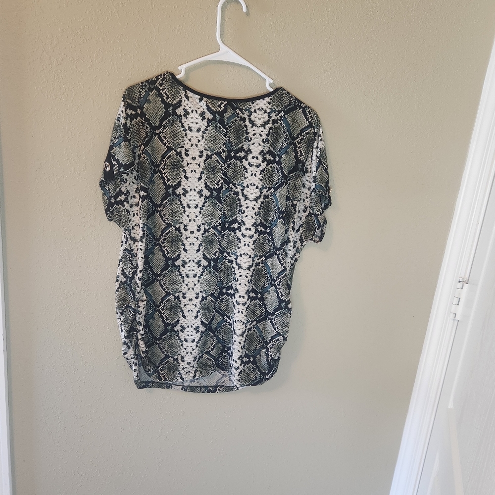 Per Seption Concept green and black snake print blouse. Size XL. - Picture 2 of 10